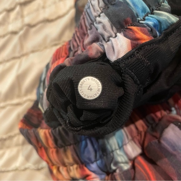 Lululemon Hotty Hot Short II 2.5" Chroma Fusion Multi Black 4 W7ATHR Workout - Picture 8 of 12